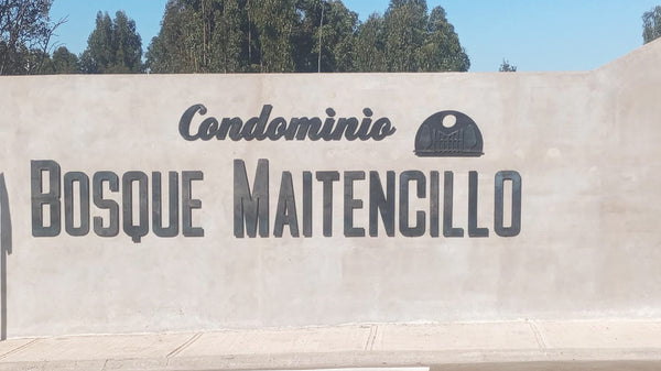 Letras sueltas metal limpio instaladas muro acceso Condominio Bosque Maitencillo región Valparaíso Chile IronPig