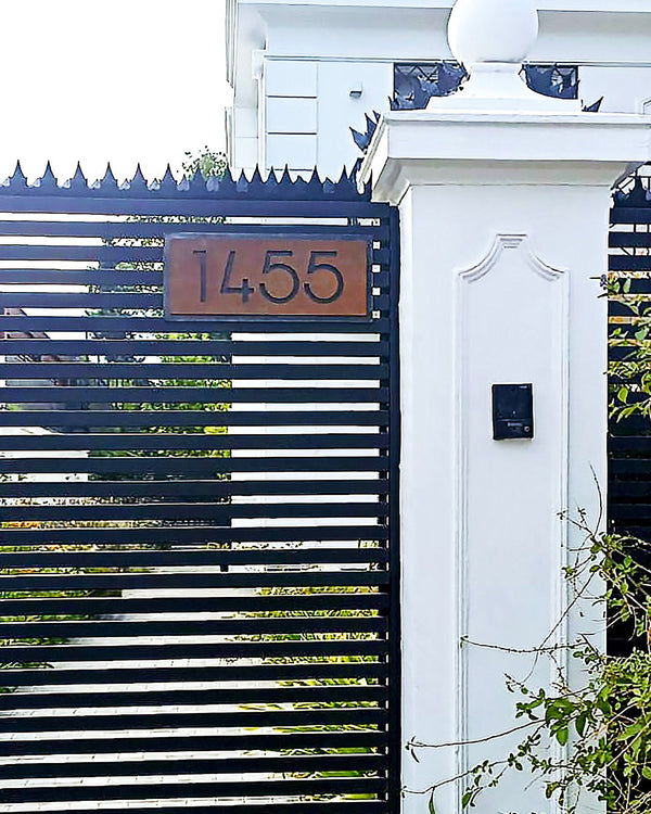 Numero para casa ubicación en reja identificación de propiedad modelo calado en doble placa de acero acabado de metal limpio y oxidado encerado hecho en chile instalado foto de cliente Santiago