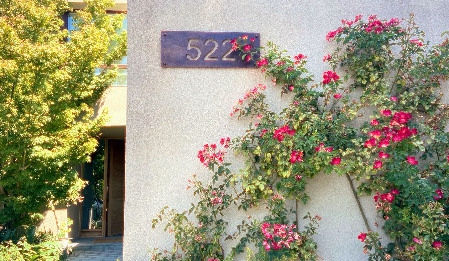 Número calado en placa acero negro diseño personalizado fachada casa exterior Chile