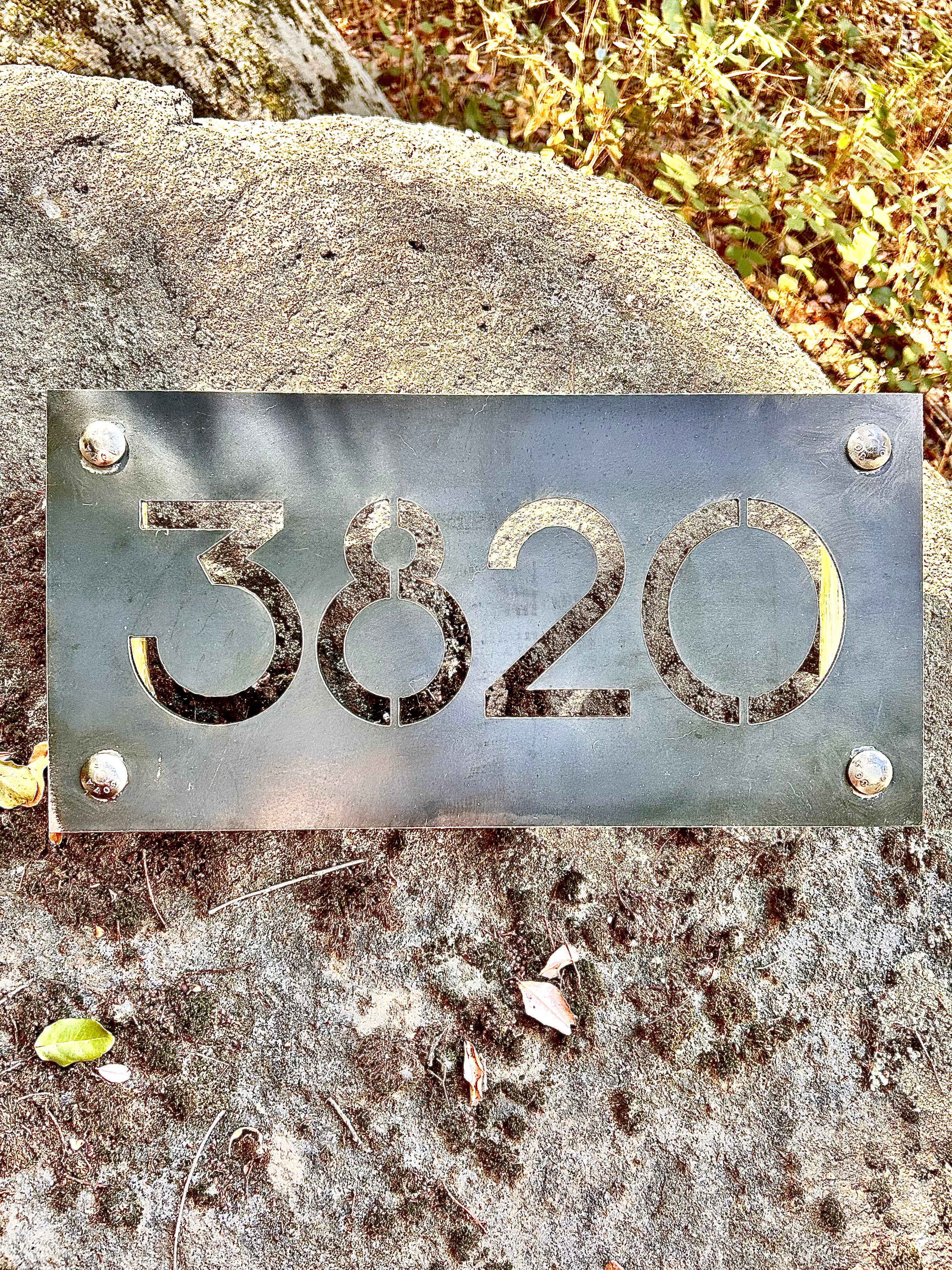 Número calado en placa acero negro personalizado fachada exterior artesanal Chile
