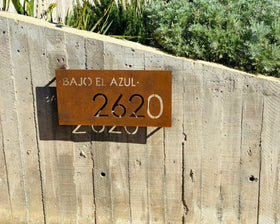 Placa de domicilio instalada sobre muro de cemento, nombre y dirección casa, hecho en chile, calidad en letreros IronPIg