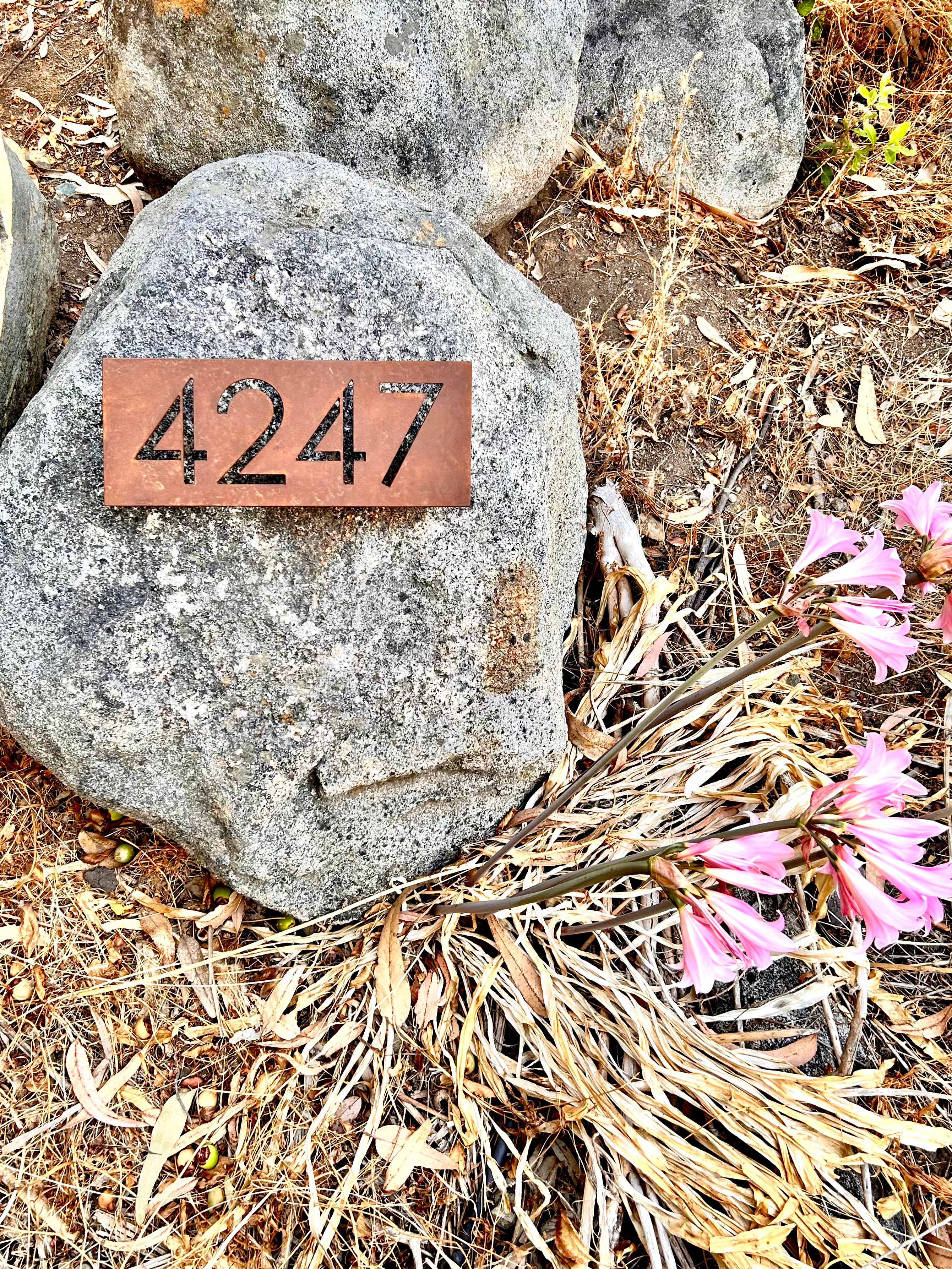 Placa de identificación domiciliaria en acero con número calado de alta precisión acabado de oxidado y anclaje incorporado para una fácil instalación