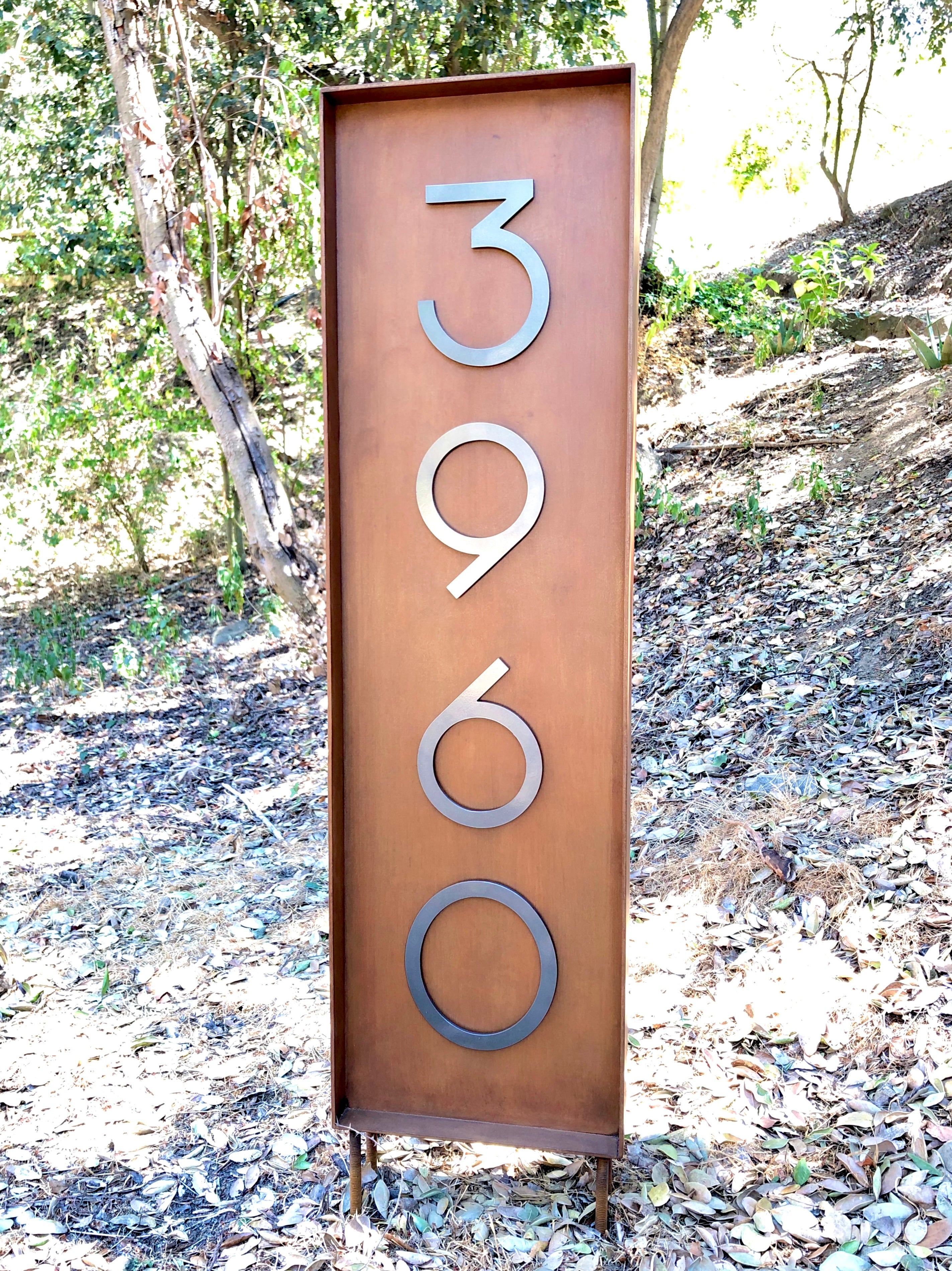 estructura de metal tipo totem, número de casa, diseño personalizado, acero oxidado, señaletica domicilio, números de acero, plasma cnc fabricado en chile