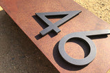 Número Sobre Placa de Acero