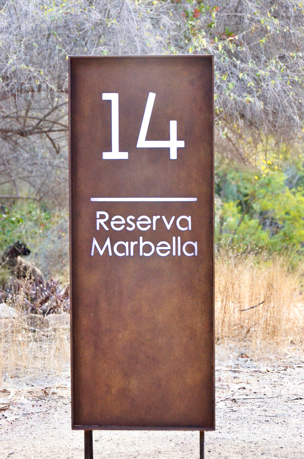 Tótem de numeración para domicilio o residencia, fabricado en acero, letras caladas en metal, placa de señalización, hecho en Chile
