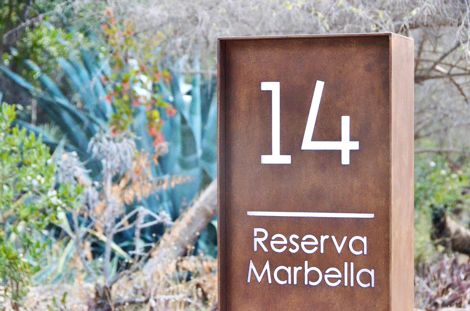 Totem de numeración para domicilio o residencia, fabricado en acero, letras caladas en metal, placa de señalización, hecho en Chile, número para casa