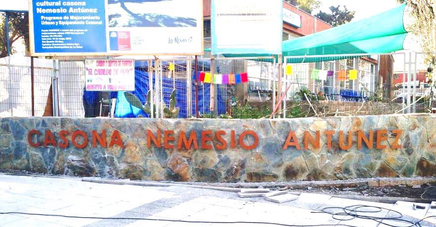Letrero letras sueltas metal oxidado Casona Nemesio Antúnez instalado muro piedra exterior Chile IronPig
