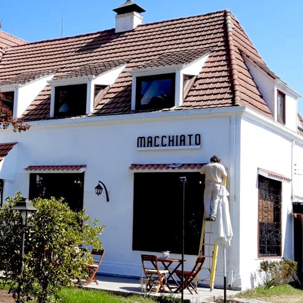 Letrero letras sueltas metal restaurante negocio comercial Macchiato instalado en fachada exterior, comuna de Viña, Región de Valparaíso, café restobar Chile IronPig 