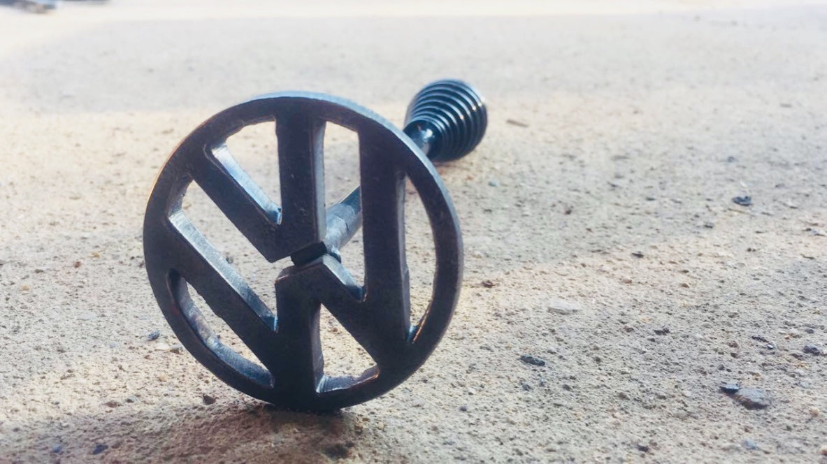 Sello de Pan: Sello de metal usado para estampar marcas, logos o diseños personalizados en la masa antes de hornear. Marcadores personalizables 100%Chef diferenciado. Dispositivos profesionales hechos en acero de calidad para estampar textos o logotipos específicos. Marcador hecho a pedido para local de comidas Combi’n Art en Olmué. 