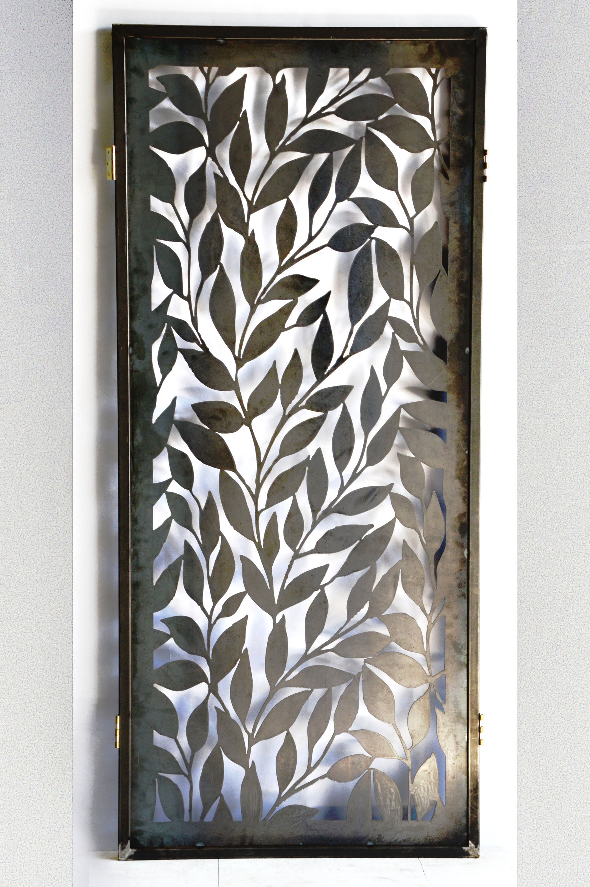 Puerta metal para exterior con diseño personalizado, siluetas de formas de la naturaleza en metal, acabado industrial u oxidado