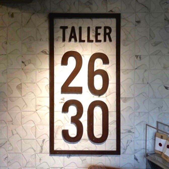 etrero letras sueltas metal oxidado Taller 2630 instalado interior local iluminado Chile IronPig