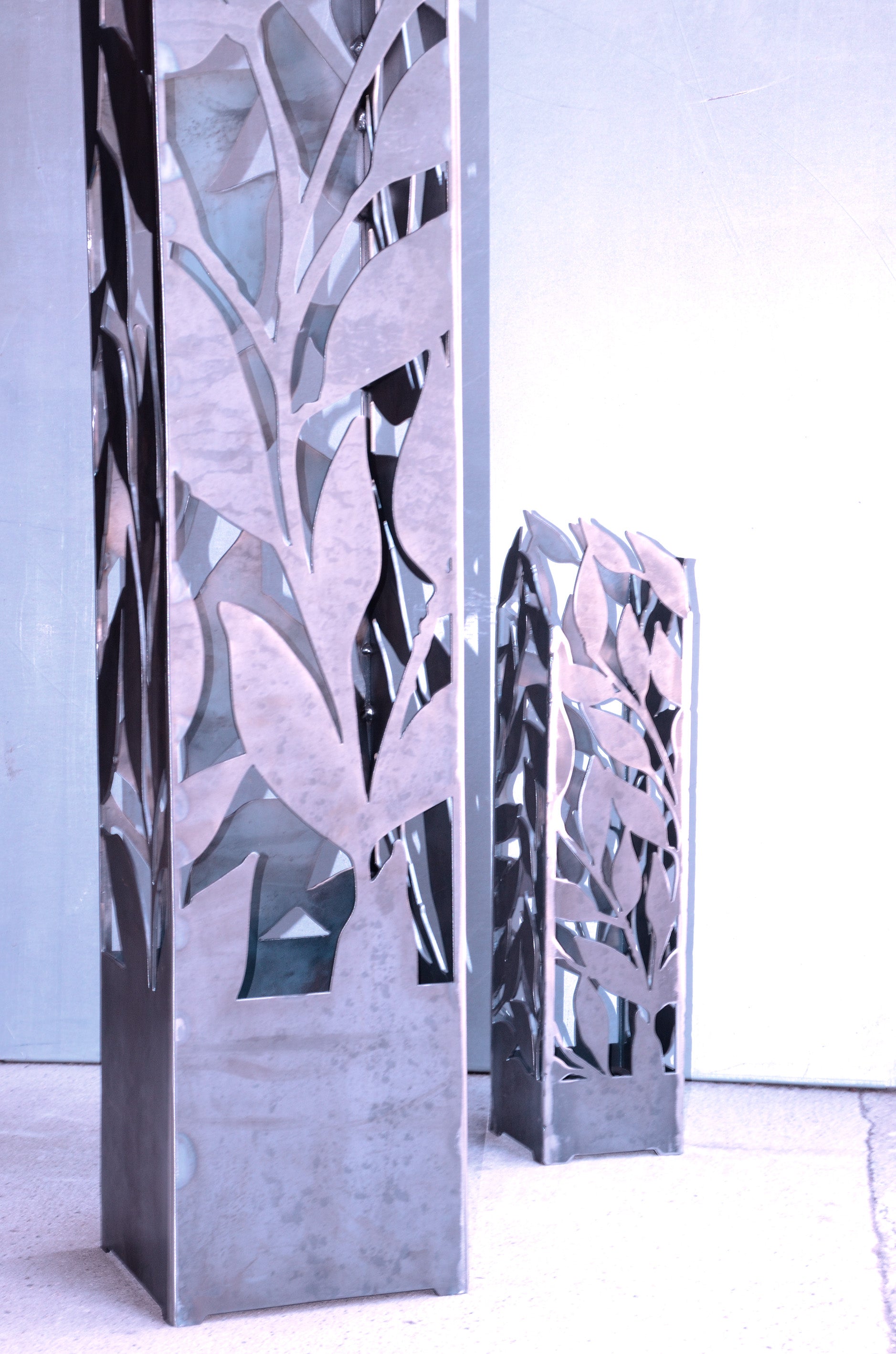Lámpara decorativa de columna en metal forjado con iluminación LED estilo loft