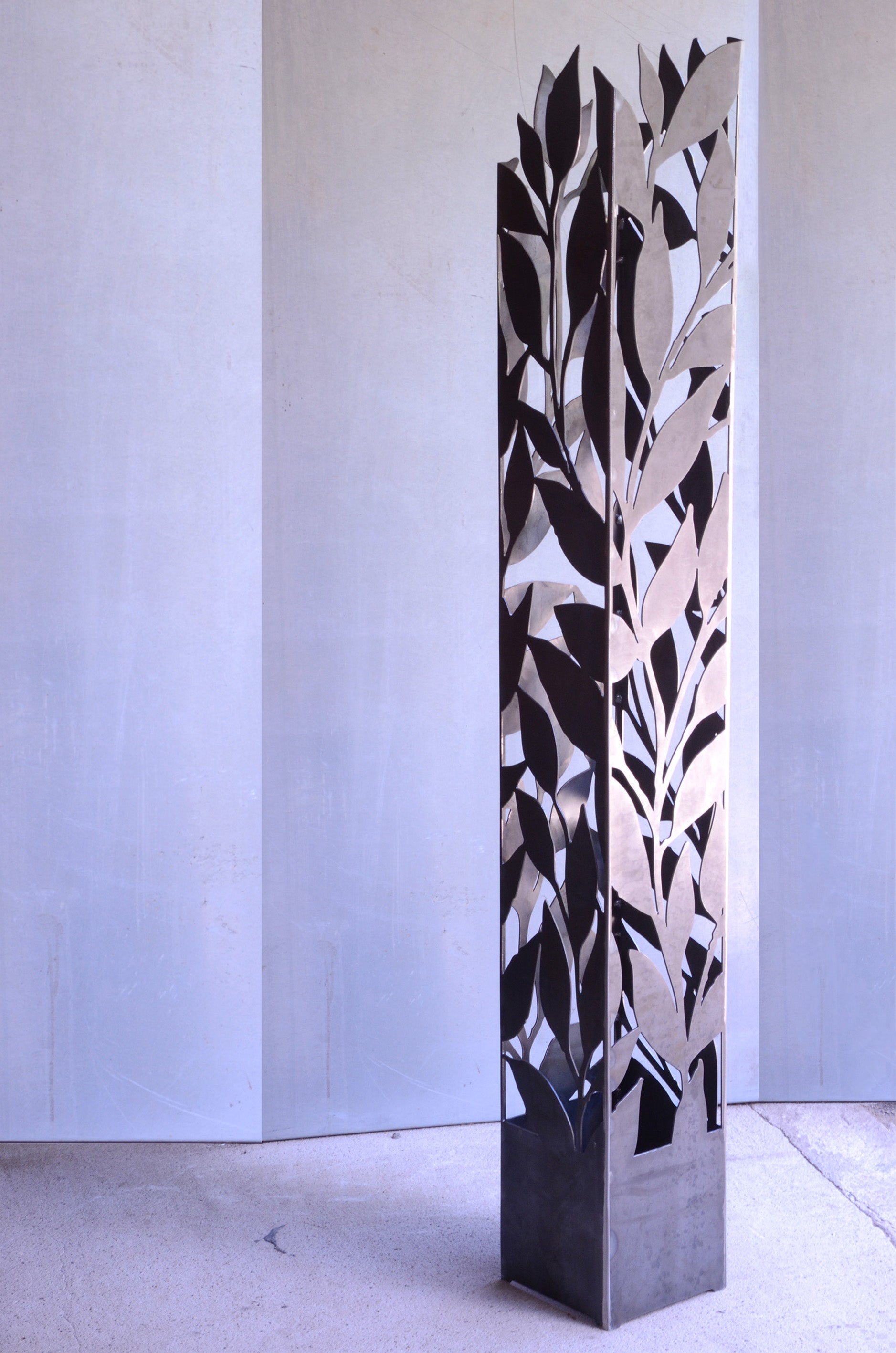 Lámpara de pie con columna escultural en metal negro para decoración moderna