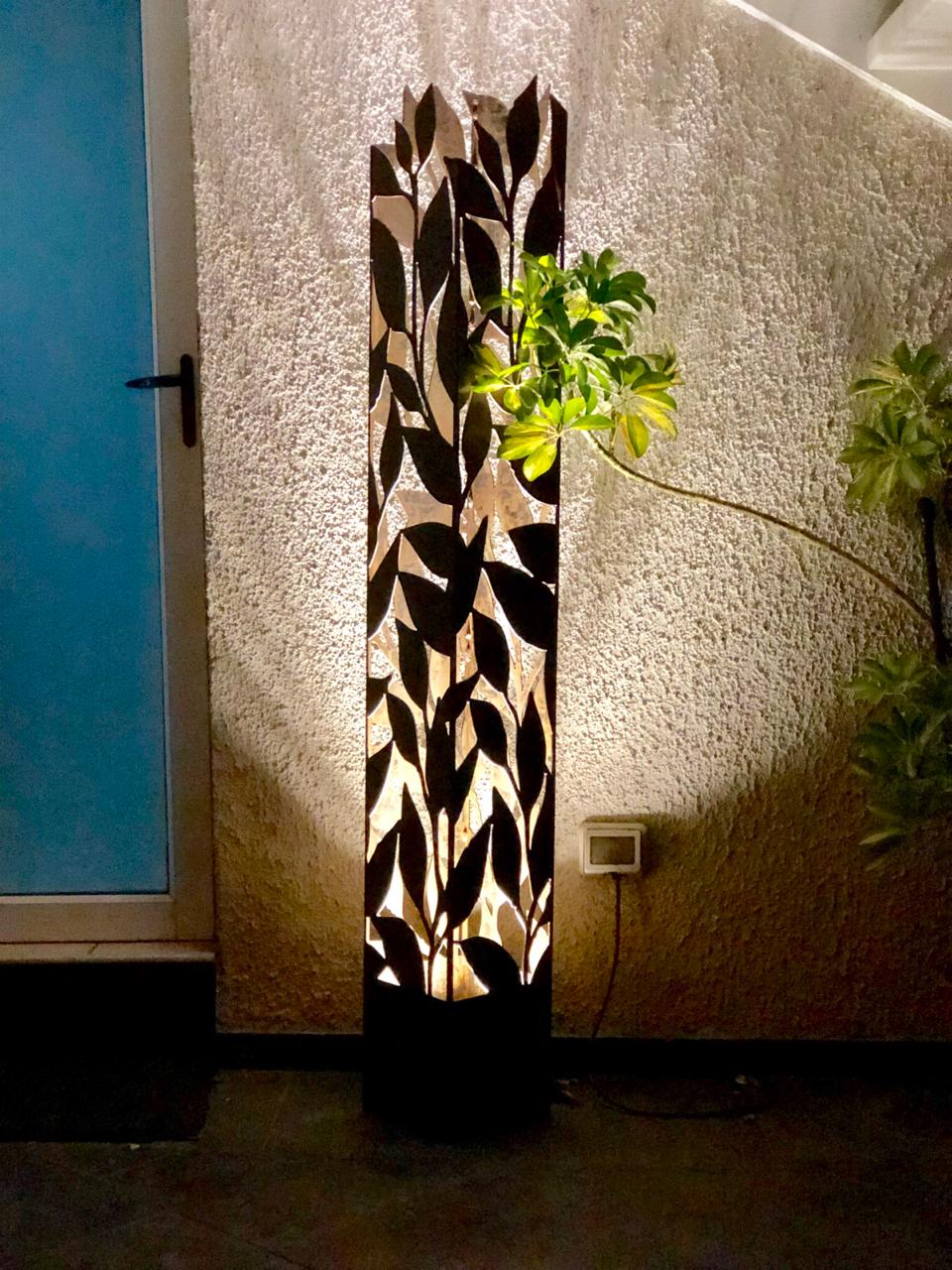Lámpara escultural en metal negro mate para decoración de hogar