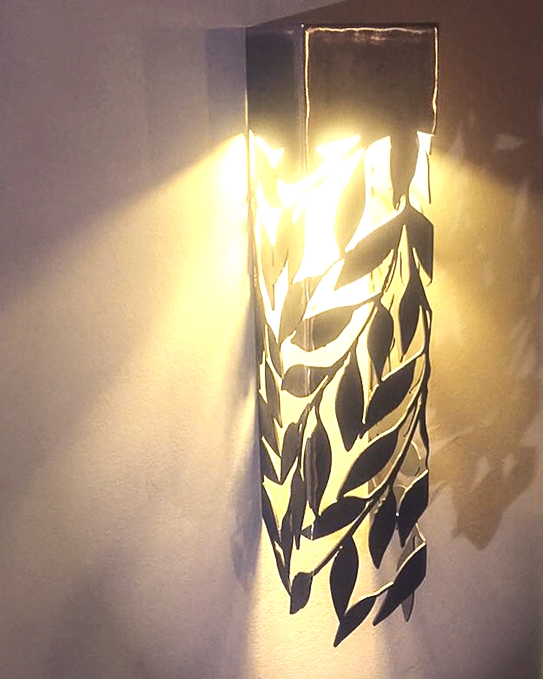Lámpara rectangular LED con diseño de hojitas encendida en metal IronPig