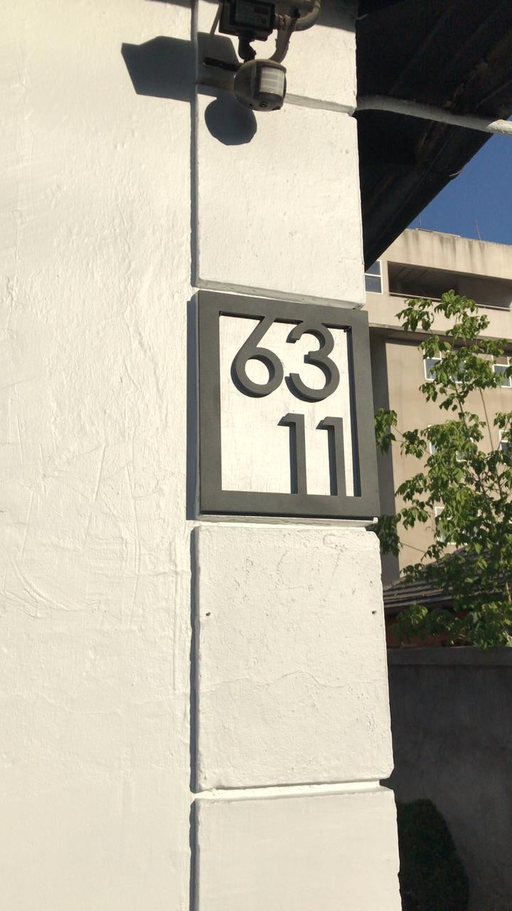 Número de casa en acero negro silueta artística personalizada para muro exterior