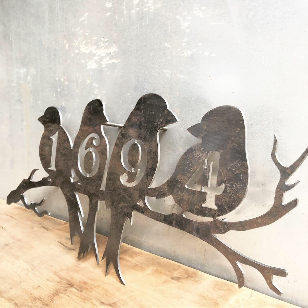 Número casa metal silueta pajaritos acero cortado láser personalizado fachada