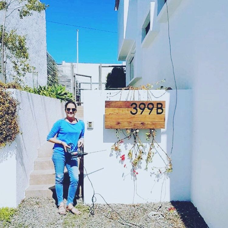 Número sobre madera reciclada con cifras acero negro para fachada residencial, foto de cliente, instalacion