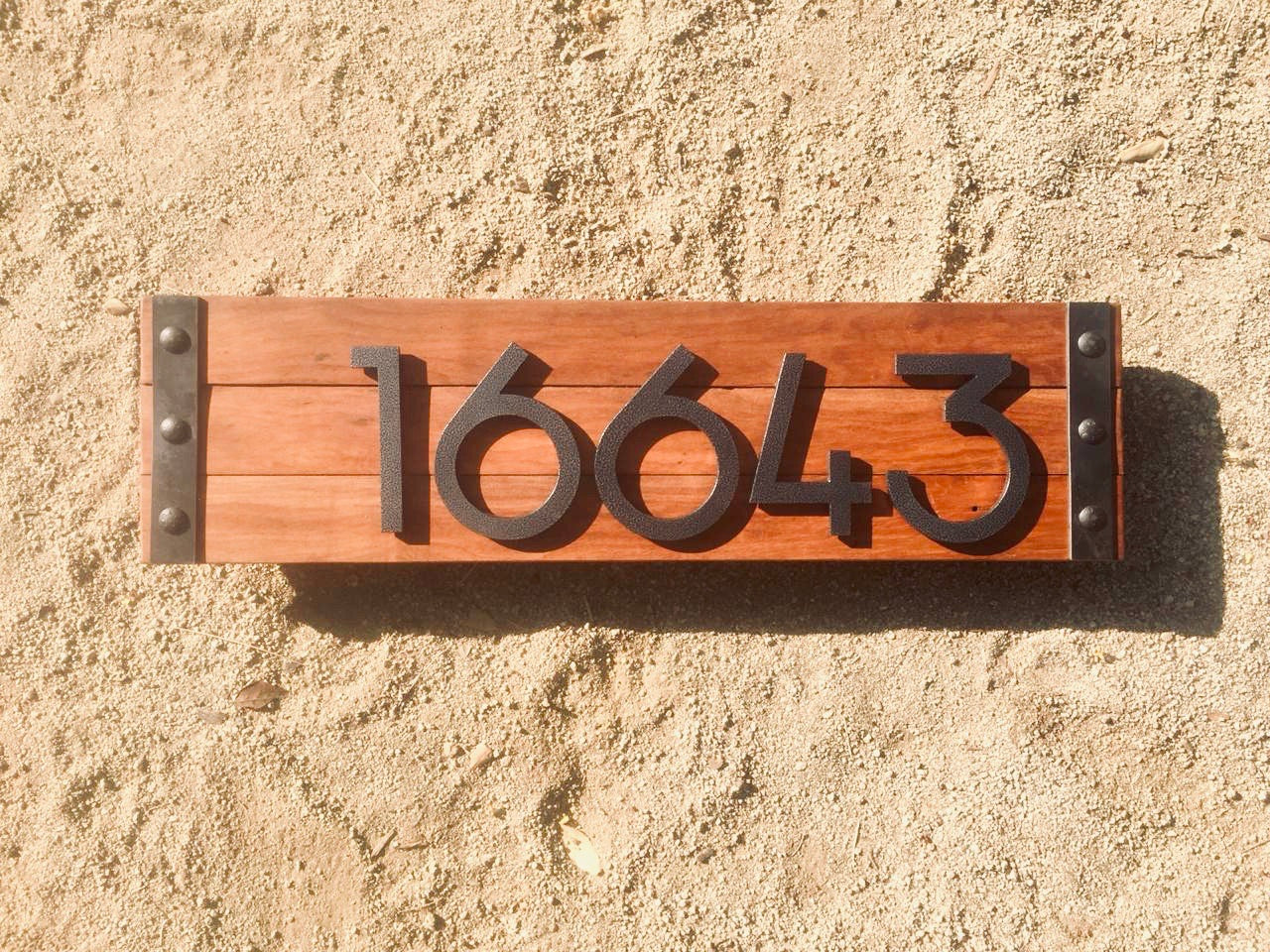 Número personalizado en madera y acero negro para puerta muro o fachada exterior