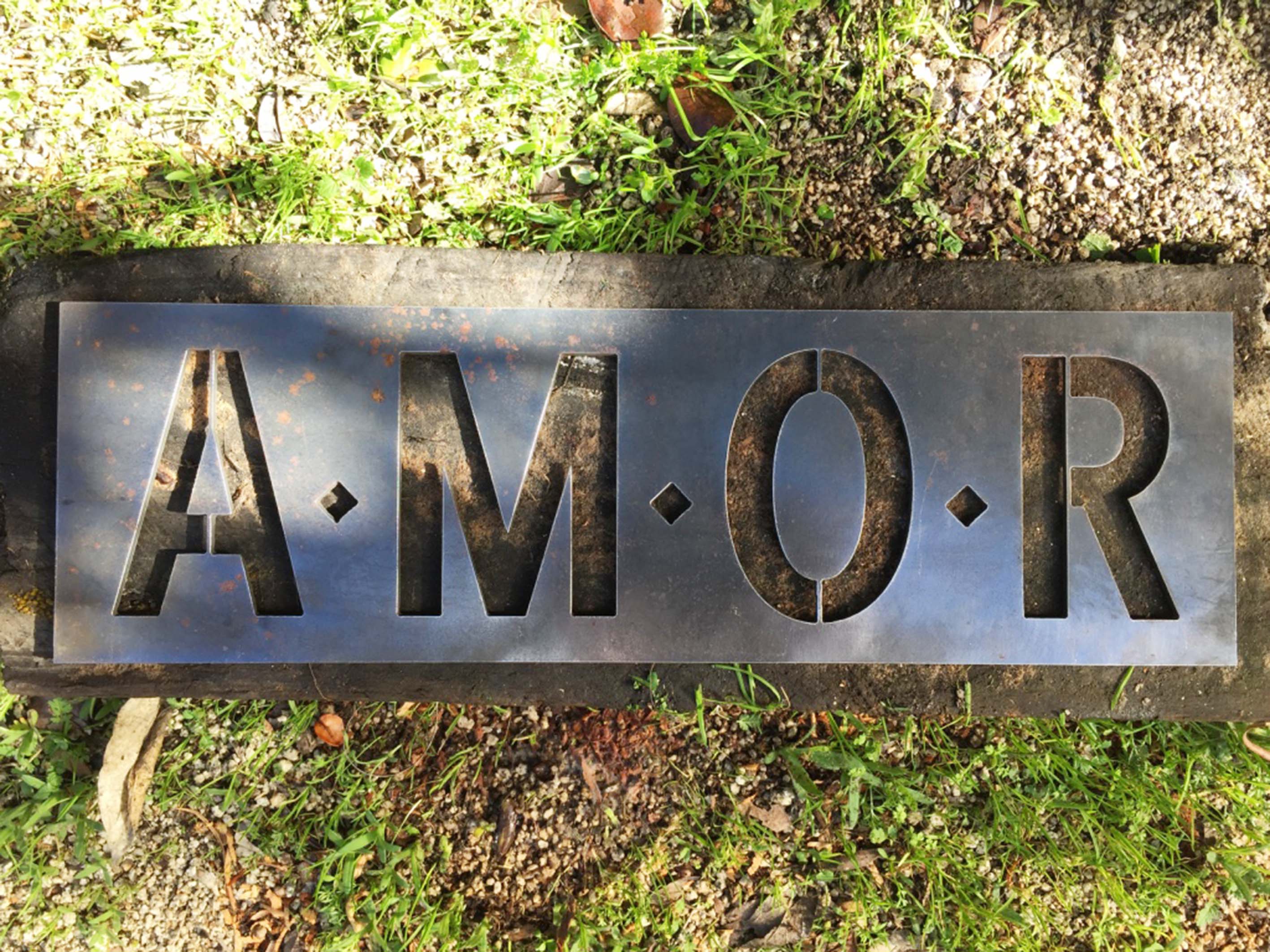 Palabra AMOR en metal negro decoración de pared para hogar IronPig Chile