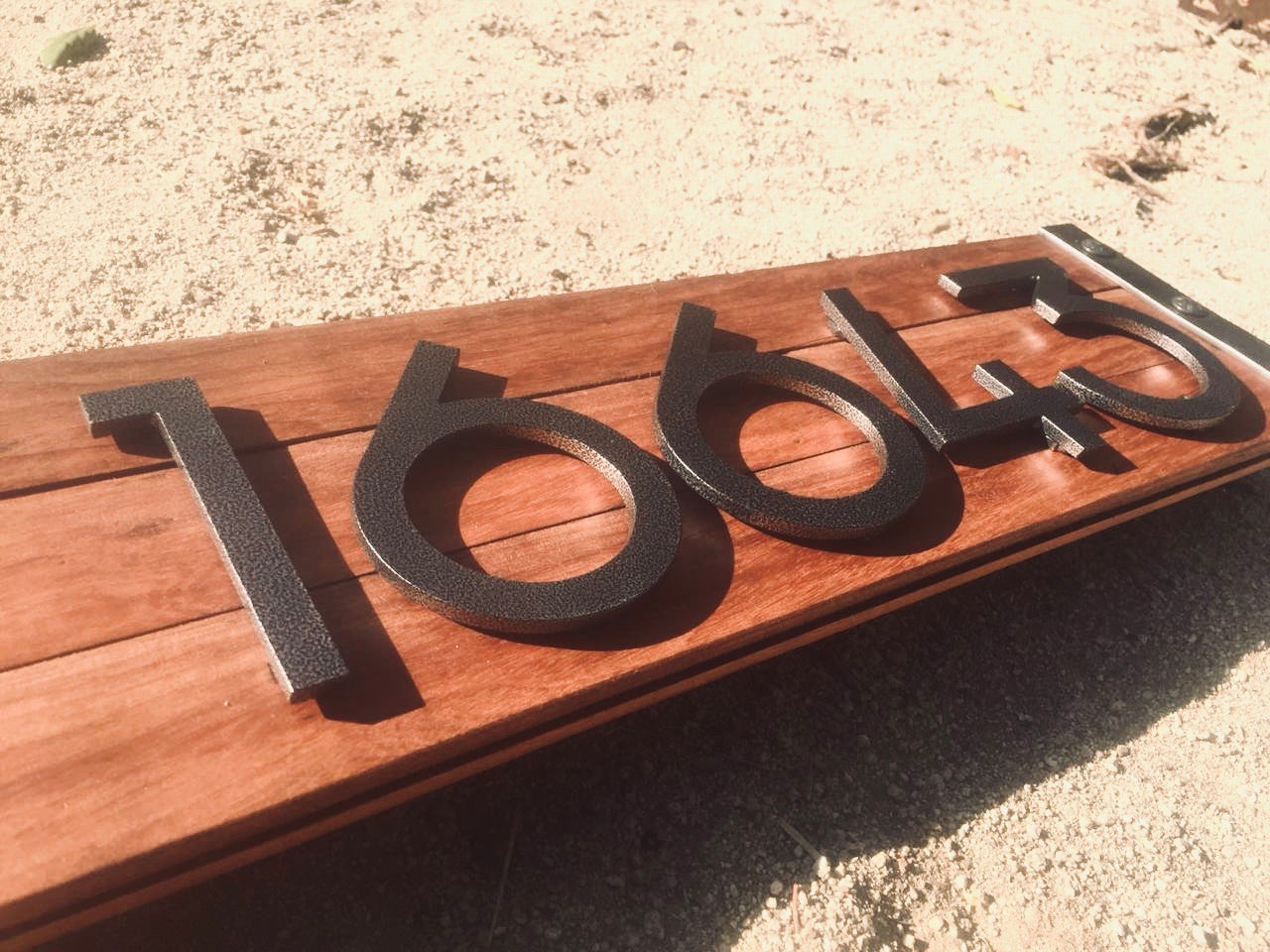 Placa madera con número acero negro personalizado para fachada casa exterior