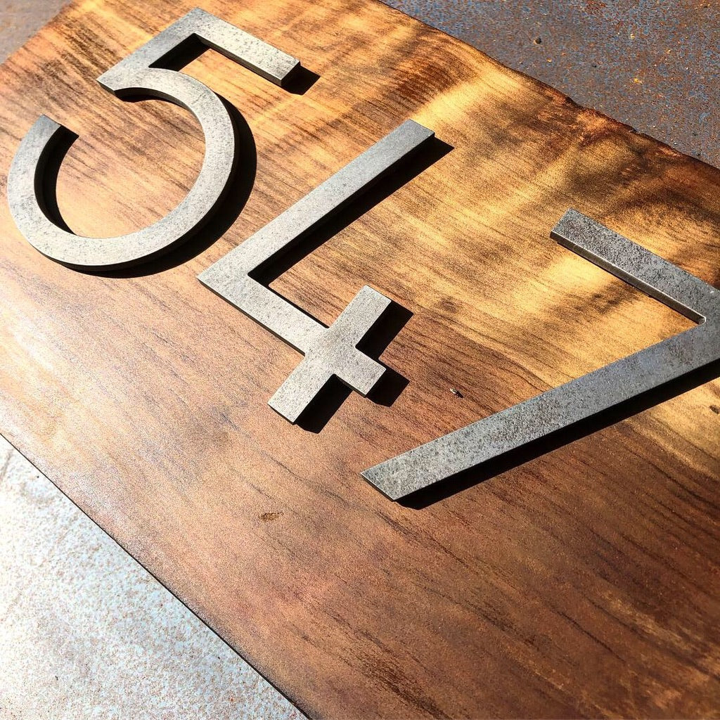 Placa de número en madera con letras de acero negro diseño artesanal