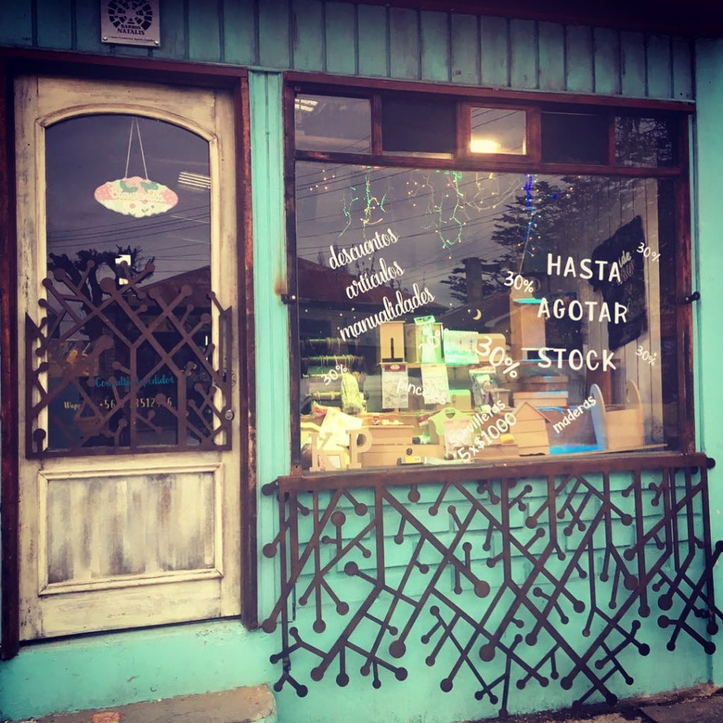 Reja de fierro para ventana con diseño decorativo instalada en fachada
