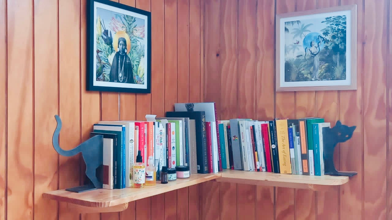 foto de cliente-Sujeta libros acero negro diseño personalizado decoración estantería artesanal